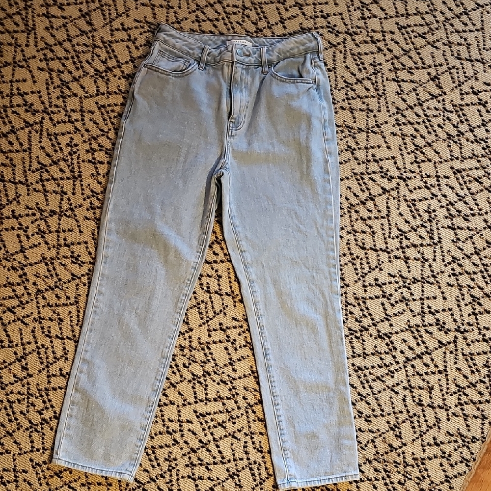 PacSun Women's Light Wash Straight Leg Jeans. Mom Jean. Size 27